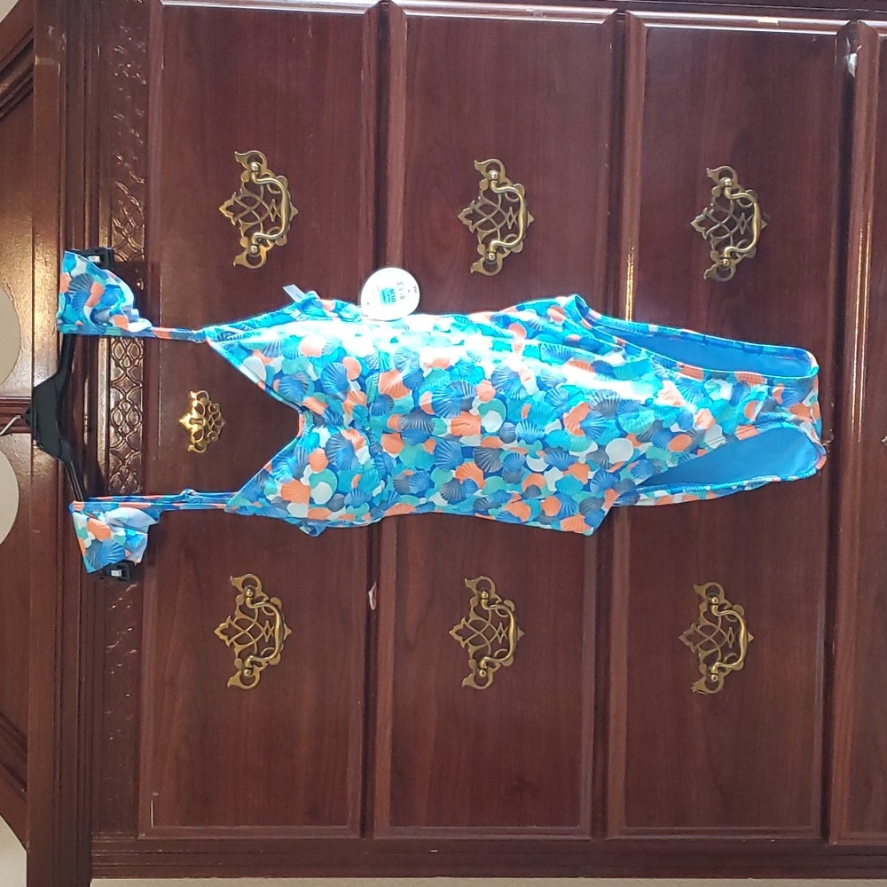 NWT clam shell design swim suit